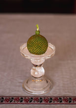 Cargar imagen en el visor de la galería, Bougie &quot; Boule de Noel&quot;

