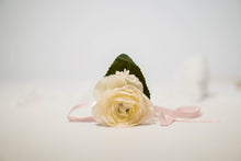 Cargar imagen en el visor de la galería, Boutonnière blanche

