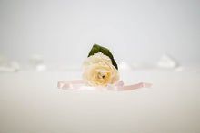 Cargar imagen en el visor de la galería, Boutonnière blanche

