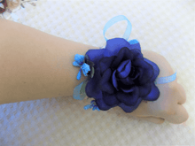 Cargar imagen en el visor de la galería, Boutonnière bleue
