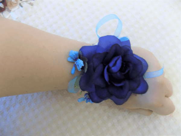 Boutonnière bleue